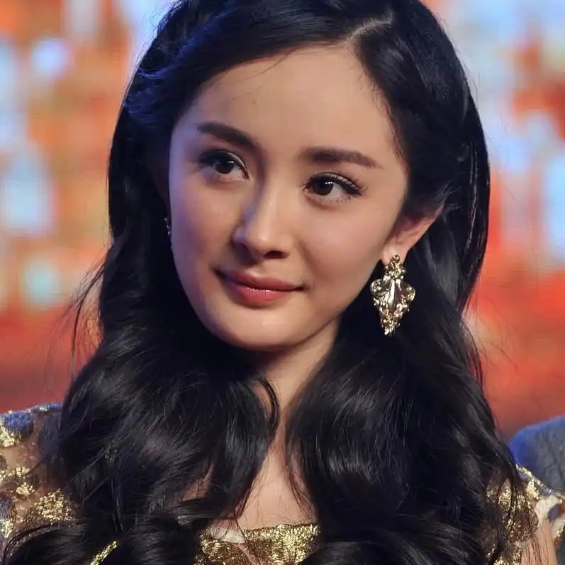 杨幂近几年看着疲态很重，不是单纯年纪到了！
 
仙剑四美唐嫣、杨幂、刘亦菲、刘诗诗都已经三十多，其他人只是正常变老。杨幂不一样，网友都说眼里的光没了，透着一股疲惫感。
 
当初她在事业上升期为爱结婚，本以为是避风港，最后只剩一地鸡毛。一边死扛事业，一边被婚姻消耗，所有风浪只能自己扛。
​
​杨幂不光
