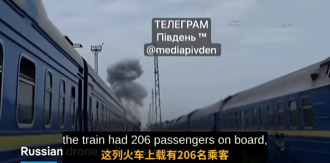 当地时间9月13日，在乌克兰沃伦州境内，距离波乌边境约2公里处，一架无人机击中基辅开往华沙客运列车的机车，列车搭载206名乘客；因提前收到空袭预警，没有人员伤亡 。波兰方面启动防空侦察系统，边境拉响警报 。

本次大规模空袭，乌方统计俄军出动453架无人机，重点打击乌克兰西部基础设施。