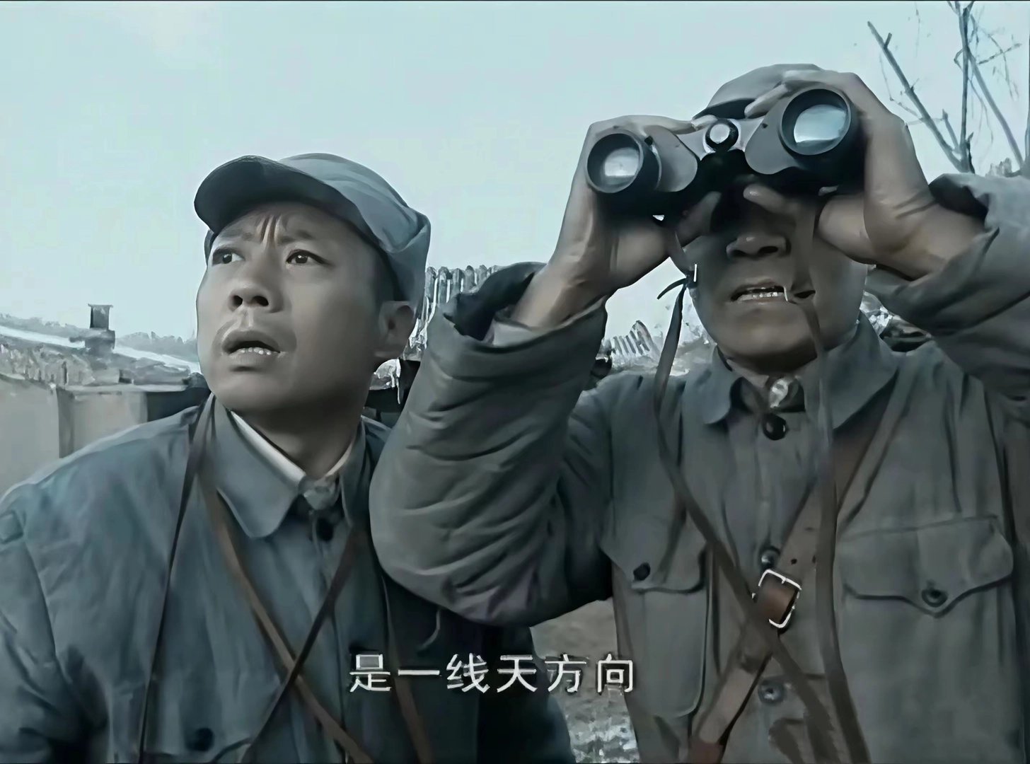 为什么经典电视剧，总有人反复重看？
你有没有发现，身边越来越多的人正在“往回看”？

吃饭的时候点开《武林外传》，做家务的时候放着《甄嬛传》，难过的时候翻出《请回答1988》。打开播放器，满屏推送的新片被冷落，还是坚定地点开了那些已经被“盘出包浆”的老剧。

有人把同一部剧刷了800遍。《亮 ​