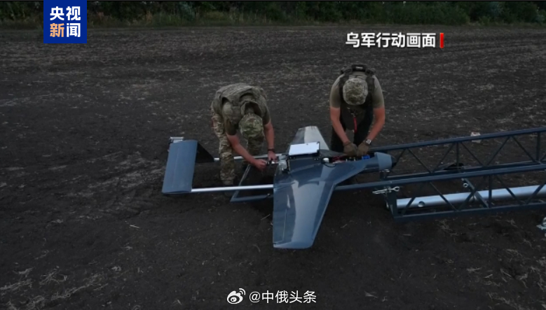 #中俄头条# 【英制无人机被曝参与俄乌冲突 俄称英国将承担责任】近日英国方面有消息称，过去六个月里，两家英国公司制造的无人机被供应给乌克兰，用于打击俄罗斯境内炼油厂等工业和军事目标。

对此，俄罗斯驻英国大使馆方面17日警告称，相关报道证实了英国正在蓄意升级俄乌冲突，英国将为支持乌克兰的 ​