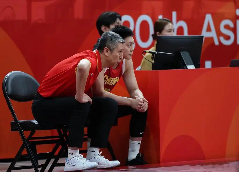 郭士强指导麾下的中国男篮有个很吊诡的现象：集训时间越久，按说球员的默契度和战术配合应该越纯熟，但事实却是，球员比赛时进攻非常生涩，就好像从来没有合练过一样，经常陷入得分荒。反观日本男篮二队配合流畅，进攻犹如水银泄地，如果不知道内情，恐怕还以为集训四个多月的是日本男篮呢。

集训越久 ​