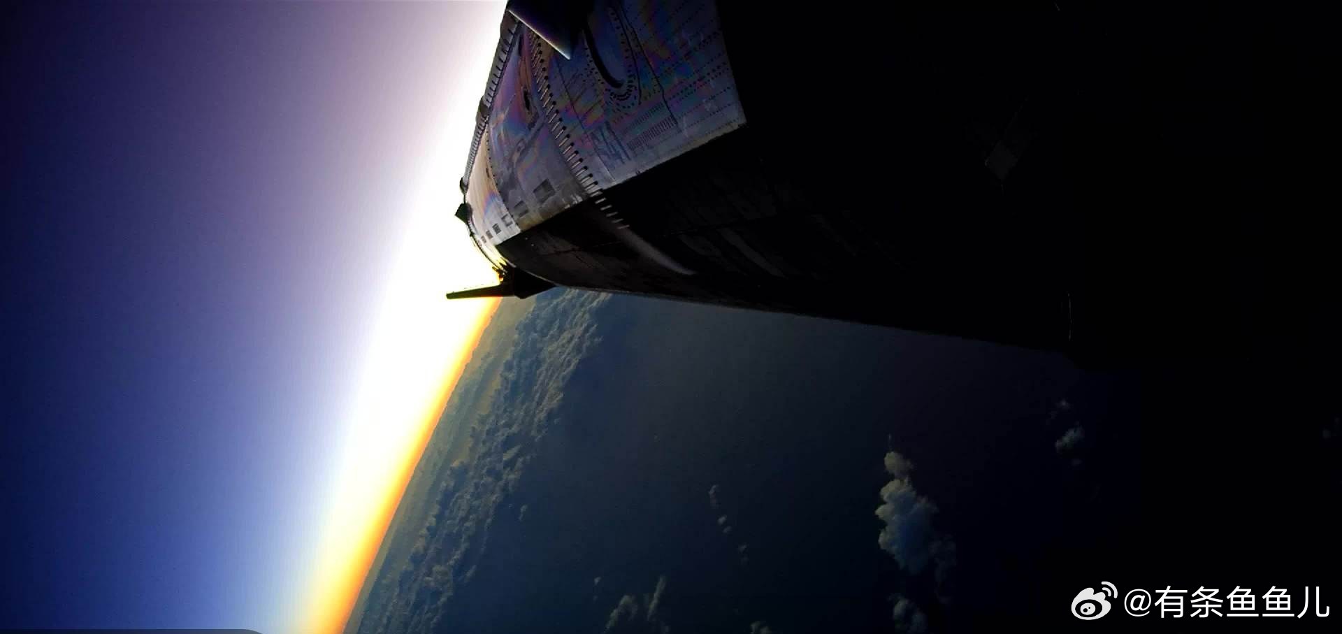 SpaceX2026年9月28日把星舰S41送上了近地轨道。26颗星链V3卫星跟着放出去，十四次试飞，头一回真正入轨。

我盯着直播看到溅落那一幕，船体砸进水里侧翻，舱里没烧完的推进剂点着，一团火从海面升起来。SpaceX的说法是海上溅落本来就会这么走，不算任务失败。

但BBC提醒了一句，这次炸得太狠，残骸捞 ​