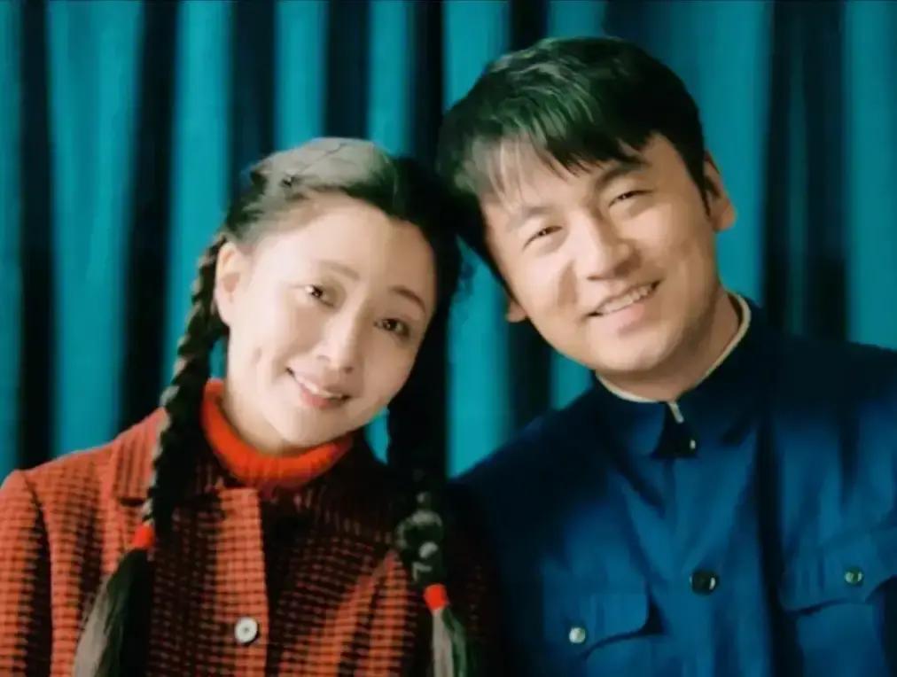 殷桃说，和雷佳音对戏时，她有生理反应，不是形容，是真实的生理性压迫感。雷佳音吼戏的压迫感是真能传到骨子里啊，殷桃说的心脏一紧太真实了！不是装出来的情绪，是顶级演员自带的神经冲击，这种实打实的代入感，比任何华丽台词都戳人。
 
后来有场戏，是周秉昆出狱回家。剧本上就一行字：郑娟看着他，哭了。
 
开拍