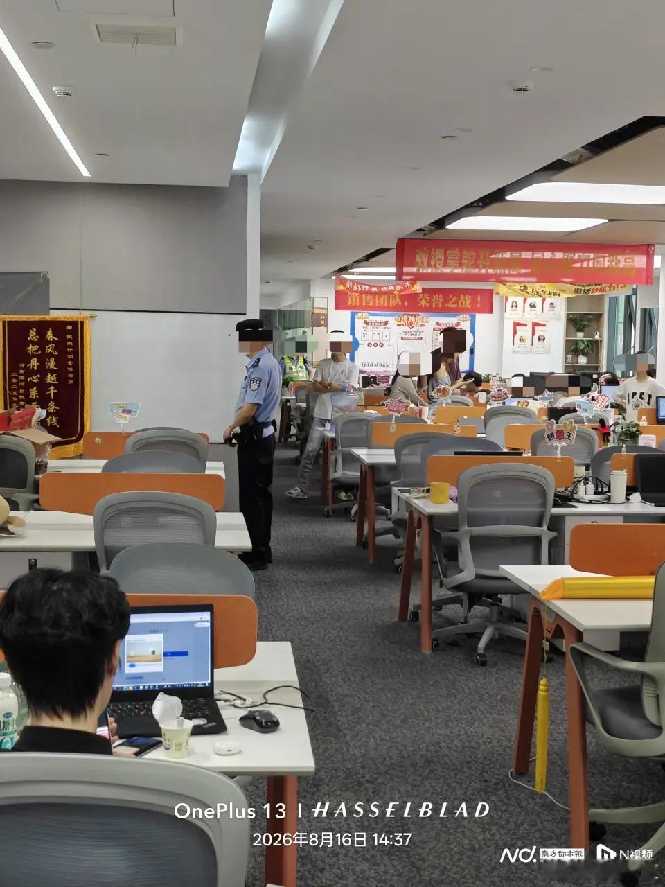 【#武汉学程思远被曝欠薪# “985海归教授”关联公司陷纠纷，百余名员工维权】
近日，武汉学程思远科技有限公司被曝拖欠员工工资并疑似“跑路”，约120名员工突遭办公权限关闭，8月薪资未发。网红IP“985海归教授”关联公司及多位家长因此卷入风波。
核心事实：
🔹 员工集体维权：8月16日，员工上班时 ​