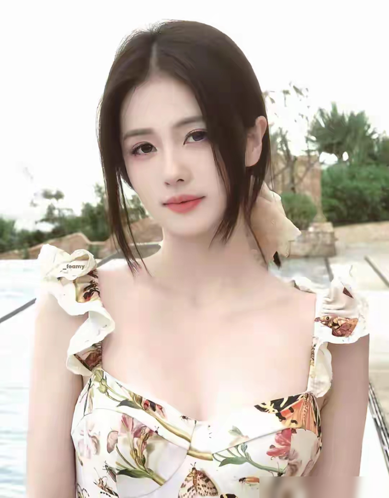 白鹿走芭莎红毯，生图直接冲上热搜，没修。
那件红色抹胸裙，换个人穿就是灾难，她硬是靠头肩比撑住了。原相机怼脸拍，脸型一点没崩。后面换黑色那套，更稳。
网友说得挺直白：有些女星红毯上靠露、靠夸张材质抢镜头，白鹿就正常穿，反而高级。
生图跟精修没差多少，这种底子在娱乐圈就是硬通货。
演技另说，光