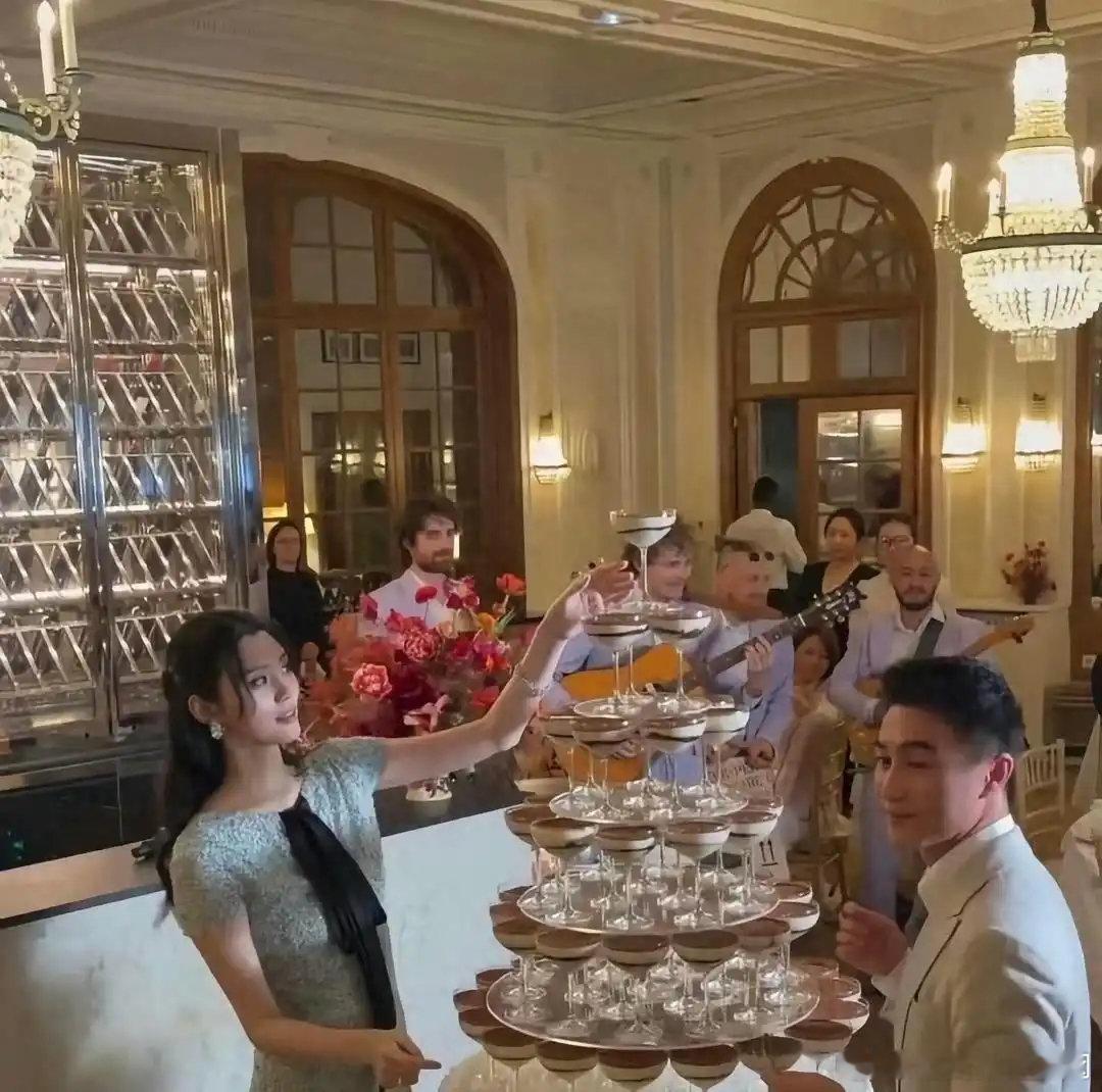 奚梦瑶三秒递蛋糕动作刷屏，何猷君自嘲矮半个头后妻子不动声色护短，婚姻里最高级的默契被网友反复回看。 ​