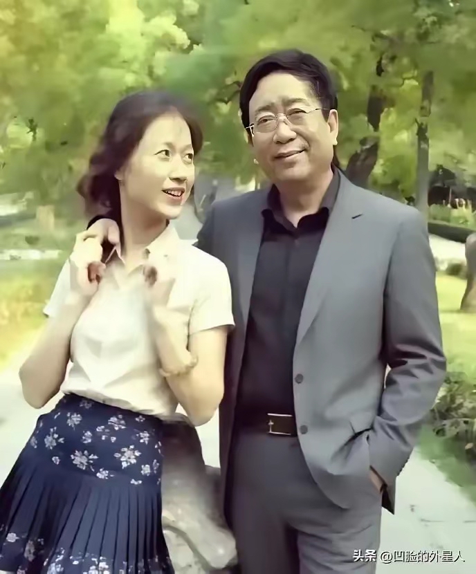 马兰当年男友车祸去世，余秋雨去帮忙料理后事，第一眼就被她素衣素颜的样子震住，回家