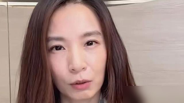 田馥甄直播卖票，弹幕飘过一句“把衬衫扣子解开”。她脸一沉直接怼回去，转头又笑：打赏够多，开到肚脐都行。
一句话，评论区吵翻了。一边骂她开黄腔掉价，一边夸她终于像个活人。
六年没发专辑，一回来就是6场小巨蛋，票价800到5200，全场实名抽选。这架势，摆明了不愁卖。
但她偏要在直播间跟弹幕较劲。