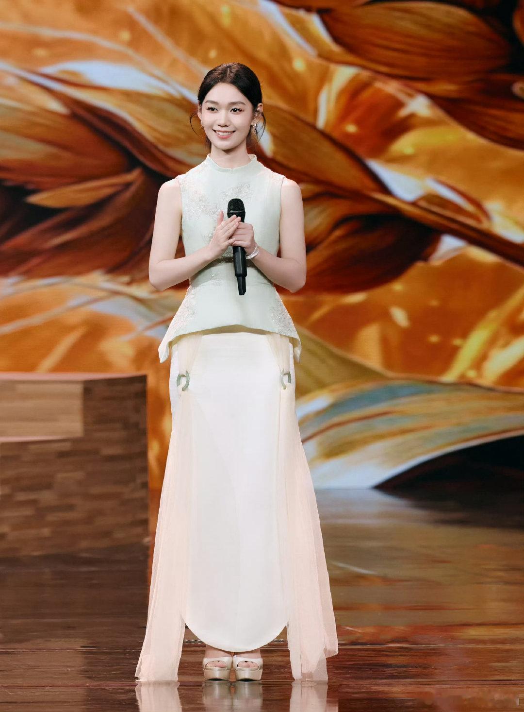 #段奥娟孔雪儿牛骏峰张颜齐合唱有我#这个娟娟太会唱了，人也超美[爱你][爱你][爱你]​