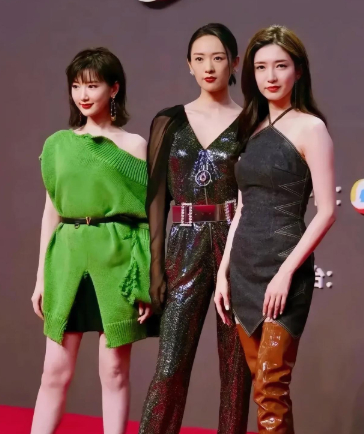 1. 江疏影与童瑶私下关系不是很和谐，本来《三十而已》的第一女主应该是江疏影，但童谣饰演的角色，抢尽风头，还拿到了白玉兰最佳女主，网传《三十而已》的续作，江疏影不会回归参演。

2.马思纯和前任交往多年，在对方身上投入不少金钱，车子、房子这类贵重大件，还有各类乐器等小件物品，分手之后都 ​