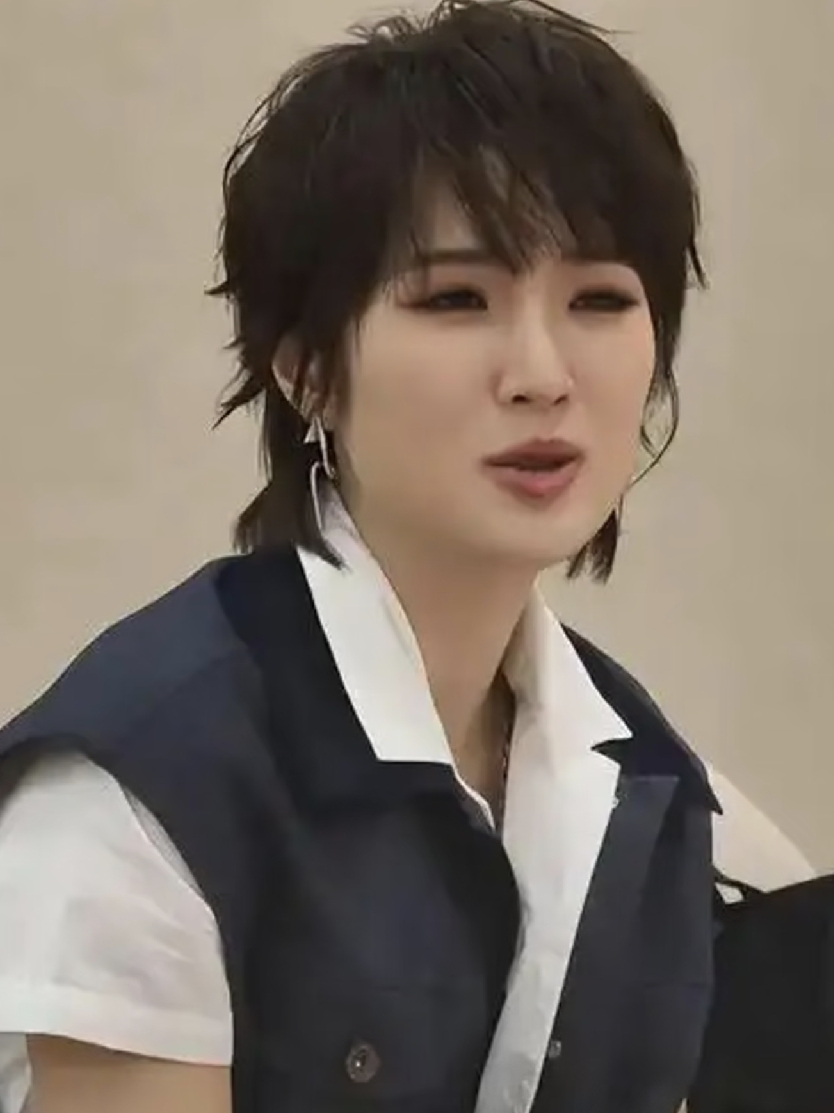 我很好奇什么样的家庭
能养出姚安娜这样的人
放着近道不走，非要在片场一个配角一个配角地熬。

2021年她出道那阵，全网笑她的演技，2024年《猎冰》她是女主，豆瓣开了4.7分，还有编剧公开点评她演技上的短板，按常理，这条路该到头了。

可接下来她做的是另一件事，不演主角了。

2025年底那部《老