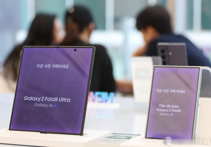 【苹果折叠屏手机亮相 三星Galaxy Z Fold8韩国销量反增约10%】苹果首款折叠屏智能手机"iPhone Duo"公开后，三星电子Galaxy Z Fold8在#韩国[超话]# 市场的销量较前一周有所增长。据业界17日消息，iPhone Duo于10日公开后的一周内，Galaxy Z Fold8韩国销量较此前一周增加约10%。#NEWSPIM#  ​