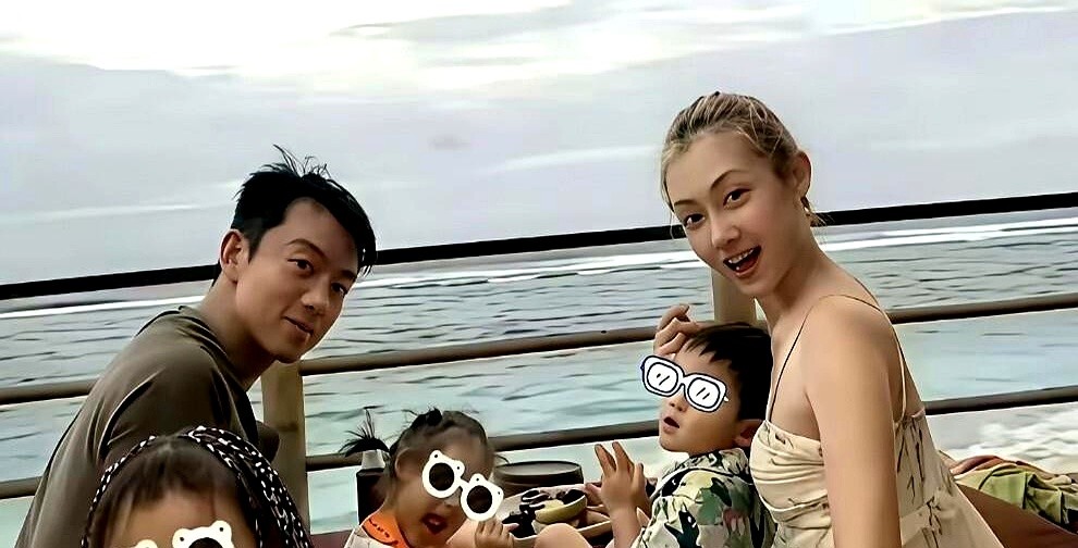 结婚六年连生三个，二胎就已儿女双全，郑恺苗苗居然还拼了三胎。

时间线扒一下挺惊人：2020年5月结婚，10月大女儿出生，22年6月二胎儿子降生，紧接着23年6月三胎女儿凯娅落地。直到今年3月的巴厘岛vlog里，这一家五口才首次同框曝光。

视频里苗苗状态依然在线。但三年生三个，对妈妈身体的消耗其实