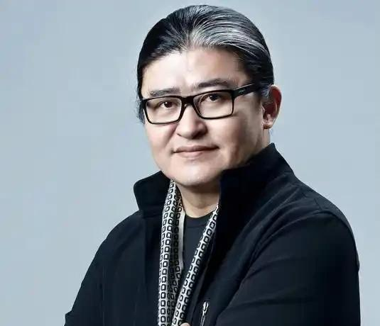最恶毒的流量生意，是把活人写死，把逝者当韭菜割！
又是名人“被去世”的老套路！这次轮到93岁的“济公”游本昌和63岁的刘欢。文章煞有介事地“通报”两人相继离世，还翻出刘欢2009年股骨头坏死、2019年心脏搭桥的病史，质疑他怎么会“突然没了”。翻翻评论区，不少网友真的在悼念。结果呢？——两位艺术家当