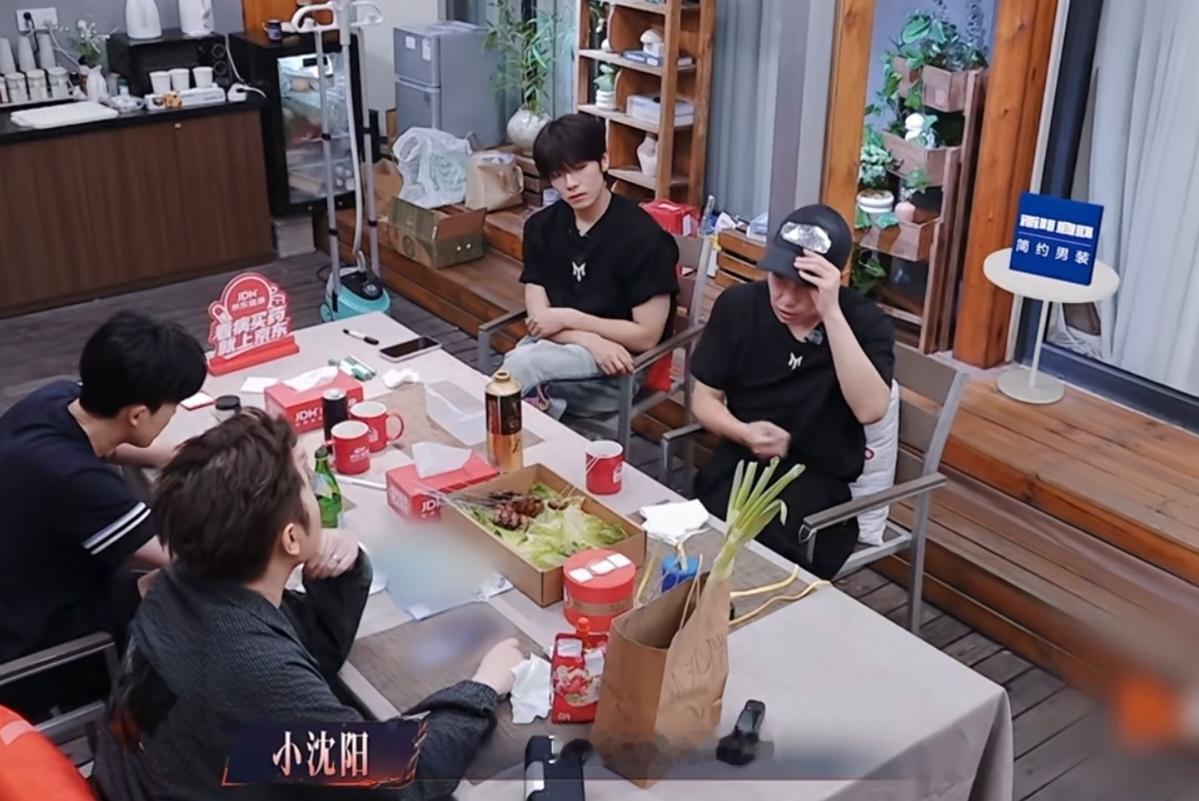 小沈阳:“我奶奶其实更喜欢我哥一点，比如说我哥哥去我奶奶家，我奶奶就会给他拿很多水果或者什么的给他吃，但我去的话，她就会藏起来，长孙会偏向一点”

王以太:“但如果说让你重新演绎一遍，你觉得你心中的完美结局应该是个啥样，就是果子你也有的吃，来我们家可以大大方方地进我们家门”

小沈阳:“应该是这样的
