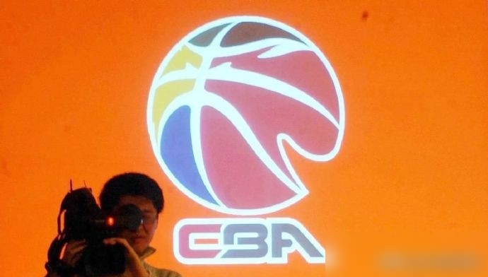 山东男篮掏55万买断自家比赛的电视直播权，这事放整个CBA都算头一回。俱乐部自费找电视台，就为让本地球迷不花钱也能看球。新老交替期，王证这种青年队刚提上来的，季前赛打天津8投1中，邱彪照样给时间。没别的，就是练。外援到得晚，外教9月26号才落地，全队边打边磨合。钱花在看不见的地方，耐心给到最不稳的人