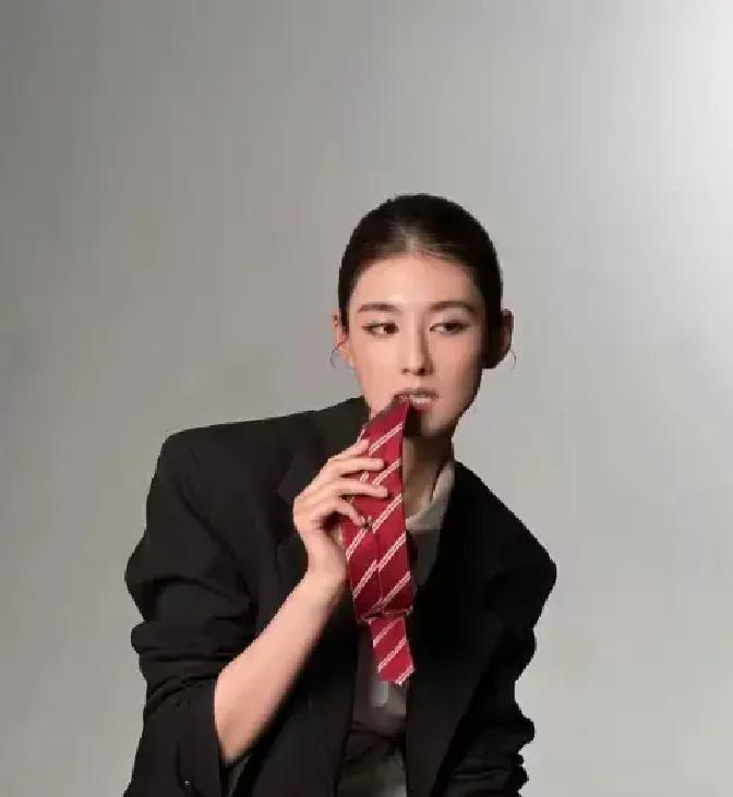最惨的是老实人张嘉益，逼得很少发声明的他，连夜发出澄清文，说韩沛颖并不是他公司旗下的艺人，希望不要误会。活到了56岁，张嘉译低调到连微博都很少发，却因为一个韩沛颖发了声明。

那天晚上，张嘉益刚结束《主角》的后期配音工作，回家路上助理就急匆匆打来电话。手机屏幕上跳着十几条未读消息，点开全是截图：热搜