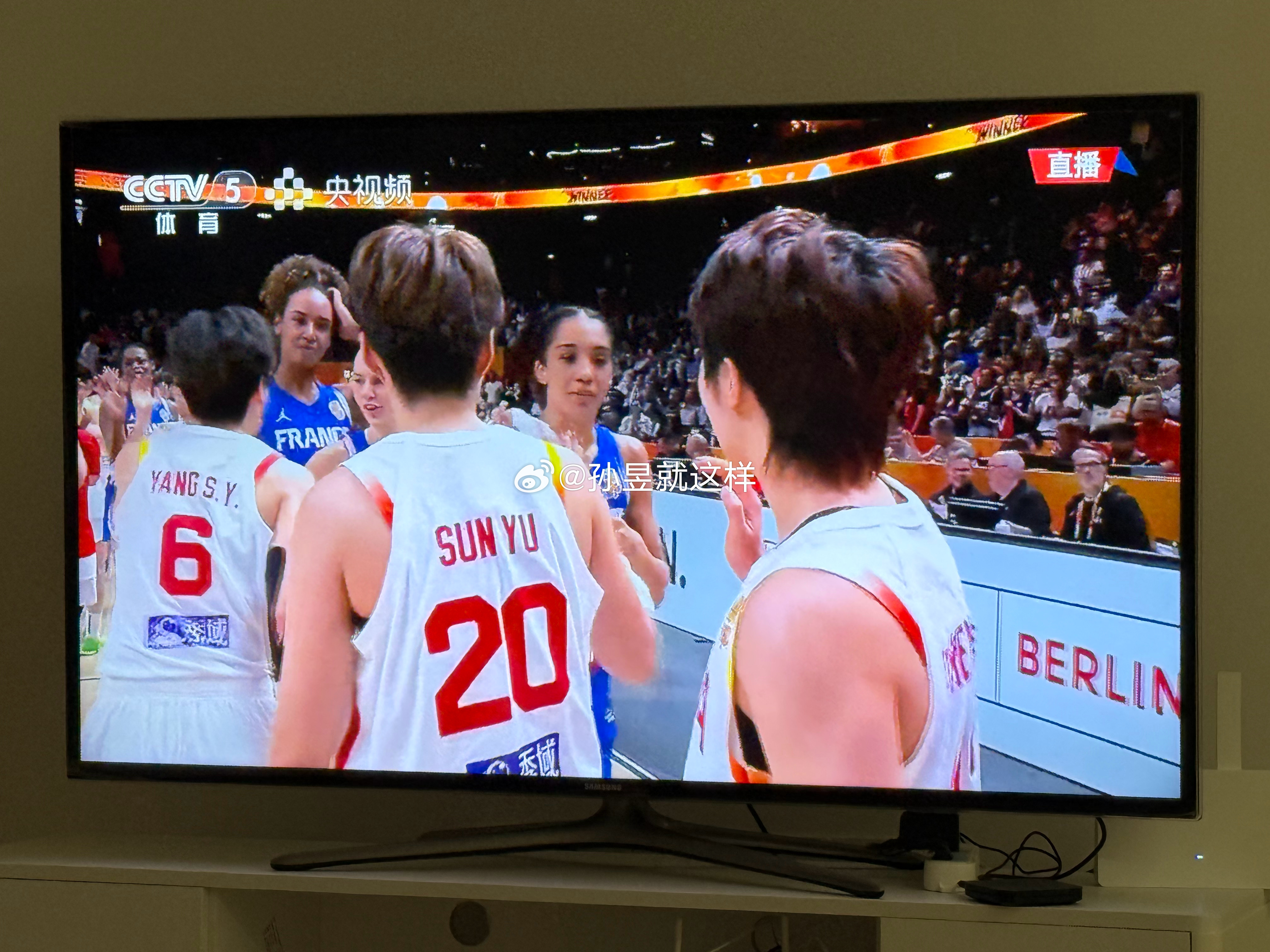 中国女篮vs法国女篮女篮世界杯实话说，这届中国女篮能杀进世界杯前八已经超出预期了，比巴黎奥运会打的要好，尽管张子宇横空出世，但青黄不接的问题是隐忧，至少这次的成绩算是可以交代过去了 ​​​