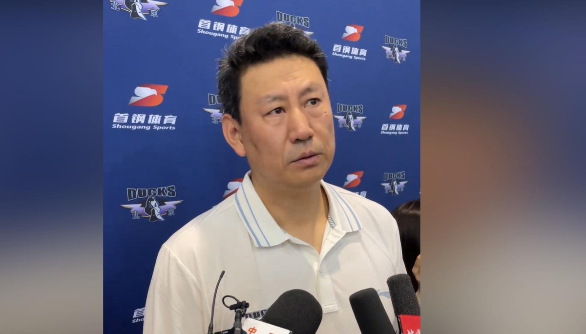 北京男篮追胡金秋这事，最近被传得沸沸扬扬。
据多位体育媒体人透露，谈判确实被叫停了。北京队为了腾出顶薪空间，一直压着最后一个D类名额没用，连陈盈骏续约都是给的接近顶薪的C类合同。可眼看着阵容只差这一块拼图，交易却突然卡住了。
有消息说，是联盟方面不太想看到新赛季早早失去悬念。毕竟北京现在这底子太厚了