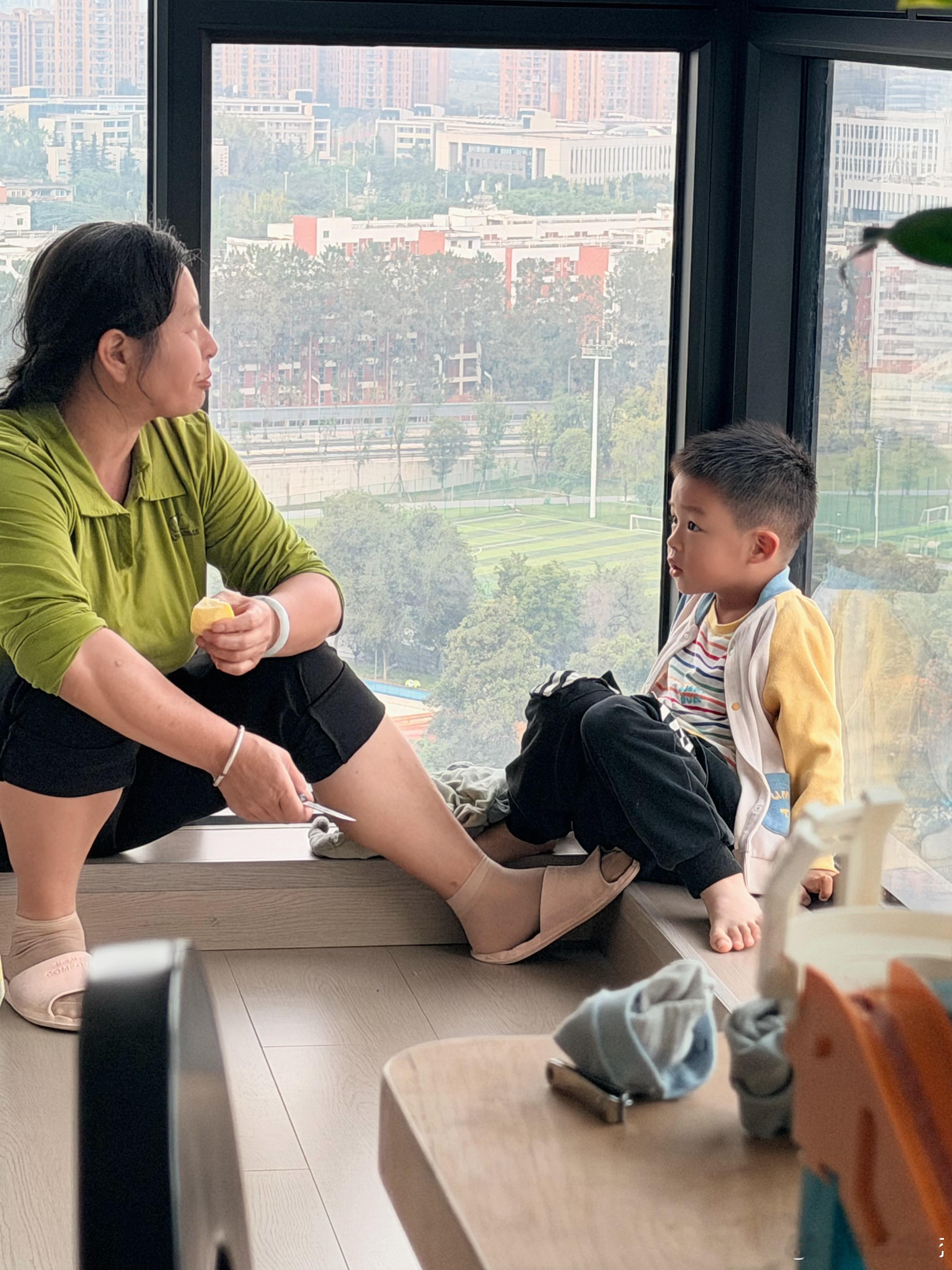 丑爹告诉兜崽，晚上不能吃甜的，会蛀牙。但他喝酸酸乳吃饼之类的，从来没听过，只保证会好好刷牙。婆婆买了几十斤苹果，刚削了一个喂兜崽。兜崽：“青滴，会酸。”婆婆：“甜的，纯甜。”孩子不想吃，义正言辞说：“爸爸说了晚上不能吃甜的。”婆婆：兜崽童言童语 ​​​