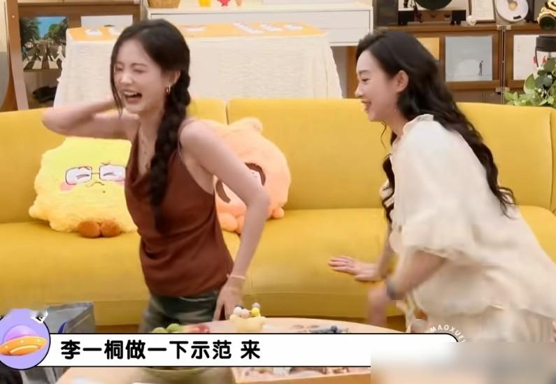 李雪琴问李一桐和王佳佳：“北舞要求的身材比例是多少？”
李一桐说：“我们是民族舞和古典舞要求没那么苛刻，减下来只要12cm。但王佳佳是学芭蕾舞的，我没记错的话，好像要17cm。”
腿比上身长12厘米？这在北舞居然只配叫“没那么苛刻”。
李一桐的这番话，一把揭穿了舞蹈圈的残酷底色。别以为拿皮尺随