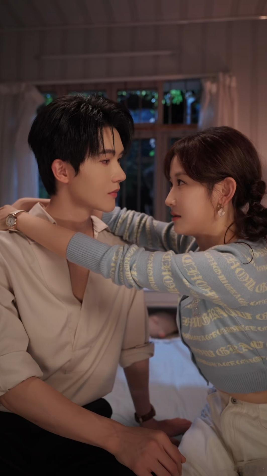 记录2026年看过的短剧之273《相亲对象竟是我大学教授》
1️⃣演员：杨泽（商扶砚）➕韩雨彤（宋熹）
2️⃣推荐指数⭐⭐⭐
3️⃣推荐理由：双向暗恋，蓄谋已久，师生恋小甜本，禁欲斯文教授🆚明媚鲜活po文写手，温馨二人转，算男主直球追妻，撩人话术一套一套的，故事略平淡，缺点CP感[笑cry]

老狐狸 ​