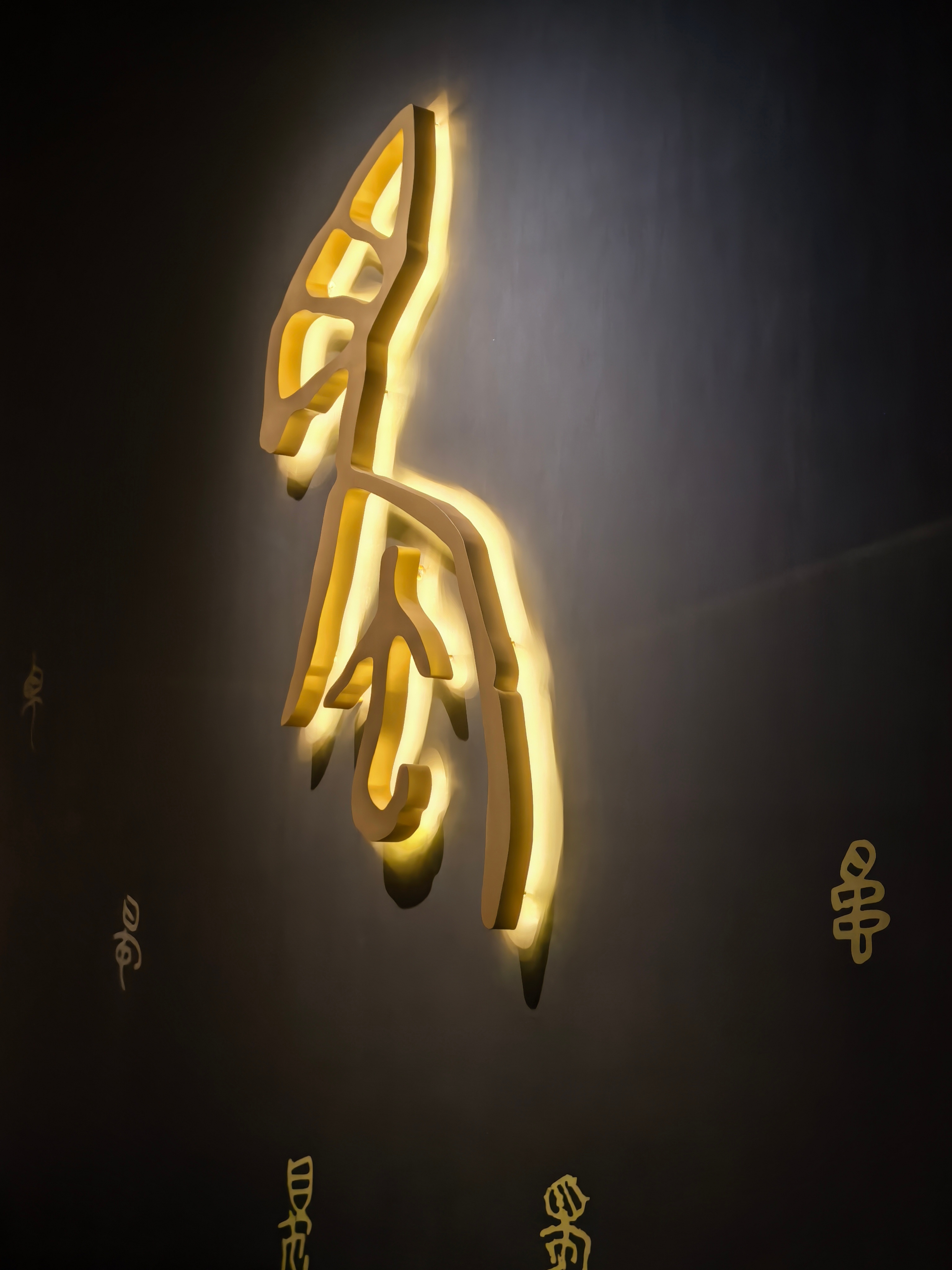 三星堆宛如一部无字的天书，每次考古发掘都可能带来惊喜，不断刷新我们对古蜀文明和中华文明多元起源的认知。 ​