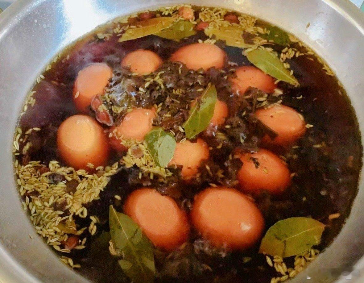 话说好久没吃茶叶蛋了，自己做也很简单，

茶叶选择云南的大叶种红茶，八角、桂皮、香叶、小茴香，先把这些卤料煮十分钟，鸡蛋煮好后敲碎外壳，放入料锅里煮10分钟泡一晚上，吃的时候加热一下就好了，

#霸王茶姬开始卖茶叶蛋#也是卷起来了 ​