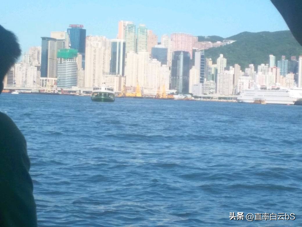 美加贸易谈判8月21日半夜谈崩，22日美国就对约200亿加元加拿大商品加征50%关税；特朗普转头就在“真实社交”上炸了：骂加拿大“占美国便宜几十年”，骂总理卡尼是“州长”，骂安大略省长福特是“没脑子、平庸乏味的小弟”，甚至扬言把“安大略湖”改名成“美国湖”，还放话“是时候教训教训