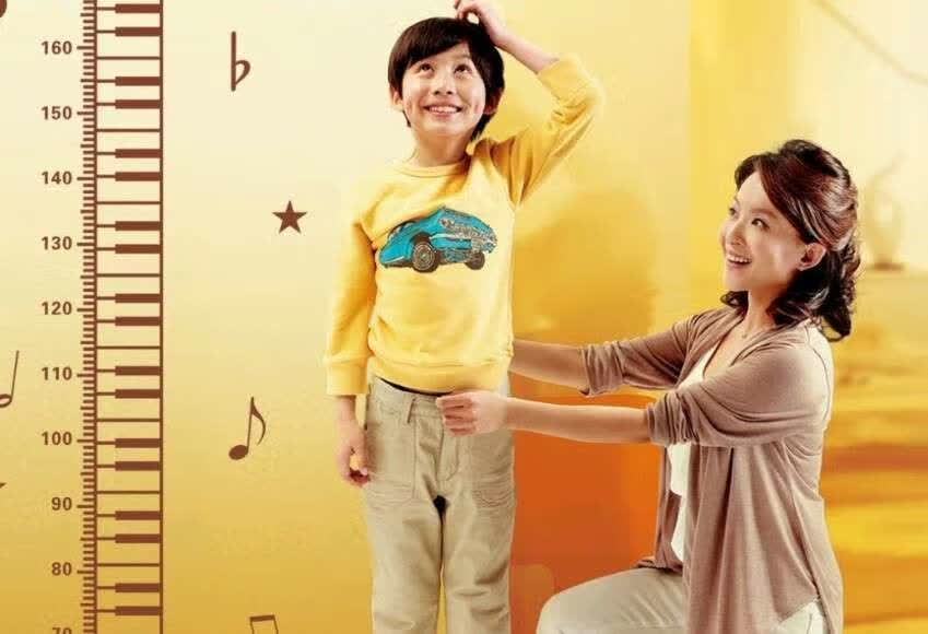 开学长高不焦虑开学健康第一课开学为什么秋天是孩子长高的“第二黄金期”？秋天确实是孩子们蹿个儿的“第二黄金期”，这背后藏着两个很实在的科学道理。首先，秋高气爽，睡得更香。夏季的闷热潮湿会干扰孩子的深睡眠，而生长激素主要在夜间深睡眠时大量分泌。入秋后天气转凉，被窝温度适宜，孩子很容易进入高质量的深睡眠，这就给长高提供了最天然的“燃料”。其次，秋收丰富，营养跟得上。经过了“苦夏”，孩子的食欲在秋季会明显好转。此时新鲜上市的鱼虾、瘦肉和当季蔬果种类繁多，既保证了优质蛋白的摄入，又有丰富的维生素D和钙质来源。胃口好了，骨骼发育所需的原材料自然就充足了。不过要提醒大家的是，秋季也是“贴秋膘”容易过度的时候。作为营养师，我建议家长多关注孩子的饮食结构，主食里掺点杂粮，每餐保证有手掌大小的肉类，再加上充足的户外活动晒太阳，抓住这个黄金期，孩子的个头可能会给你惊喜。