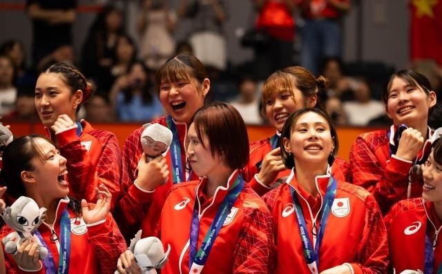 日本女排在输给了中国女排之后，亚运会只拿到了银牌。赛后，主攻佐藤淑乃在社媒上表示，自己收到了很多严厉的批评，她提到有很多否定诋毁运动员的评论，甚至有些是伤害到队员的留言。
在亚洲最高水平的女子排球赛场上，日本女排一直是一支具有竞争力的队伍。凭借快速多变的打法、顽强的防守能力以及长期积累的青训体系，日