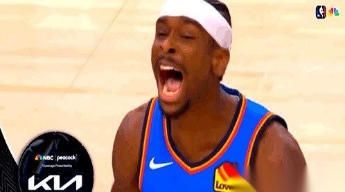 都说亚历山大是靠罚球线的。 结果他真被吹了个犯规，站上罚球线前，冲着空...