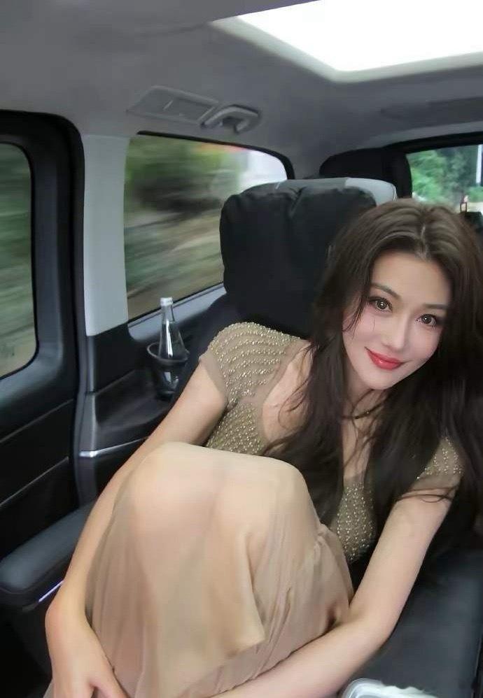 1.人设哥跟老婆都是开放式婚姻，人设哥在外面有许多彩旗，老婆只有一个固定的生活搭子，两人婚姻经营的很愉快。
2.张馨予的身份不光是便利，也会带来了一些限制。然后本来想试试直播，但婆家不太同意。
3.王力宏跟李靓雷虽然还在打官司，但是他每年都在很稳定地支付过千万的抚养费，所以李靓蕾那边没有 ​