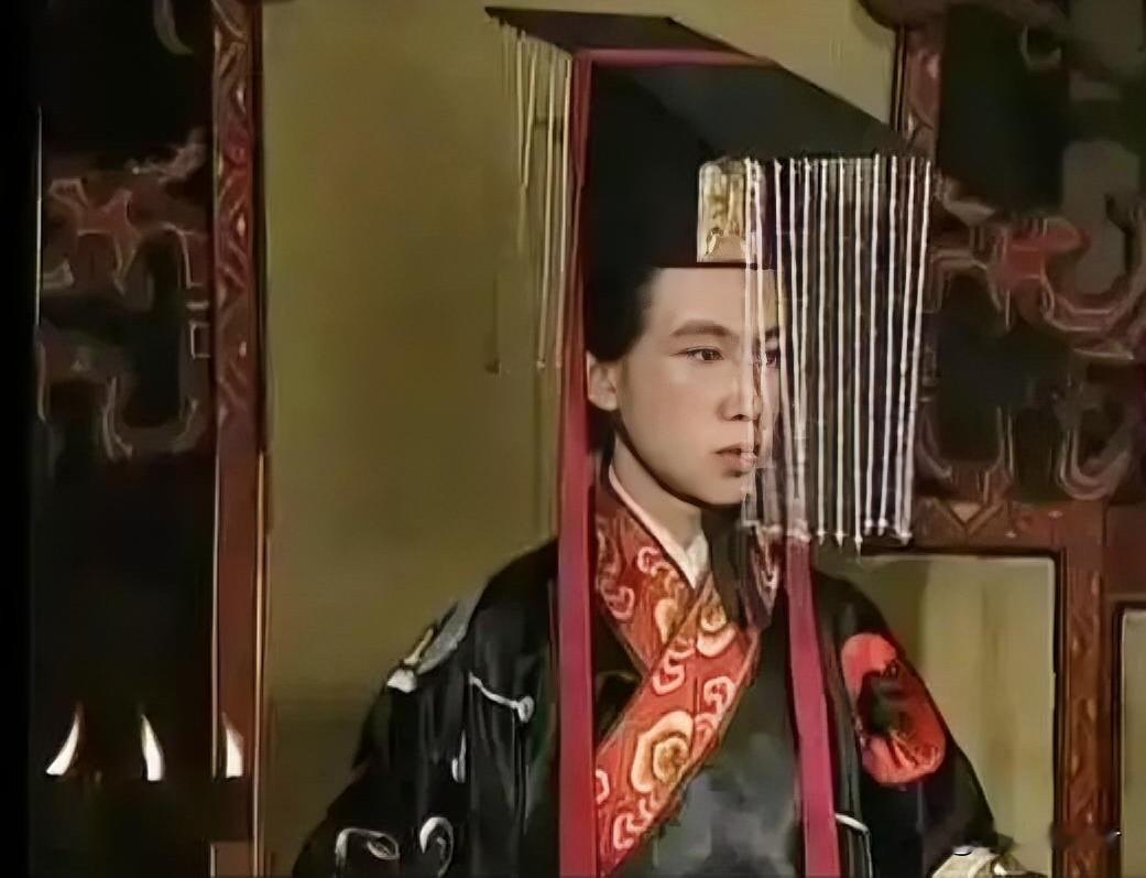 汉魏易代之后：刘协在焦作的十四年，藏着末代帝王最难得的清醒
 
公元220年，汉献帝被曹丕赶下皇位，领着曹操3个女儿退居焦作乡间，隐姓行医14年，54岁死后居然埋在吕布冢旁边，这结局谁想得到 。
 
很多人对刘协的印象，就停留在“悲情傀儡”四个字上。大家都记得他九岁被董卓拥立，之后先后受控于李傕郭汜