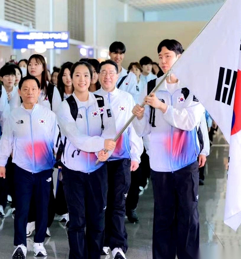 韩国亚运开幕的旗手交给了打乒乓球的申裕斌。
成绩更拔尖、被称为“紫薇星”的安洗莹连个边都没沾上。
据知小申手里的代言、赞助和那些公益活动，成了这次评选里压过金牌数量的硬指标。
你把这事儿往咱们普通人上班的职场里一套，真是再眼熟不过了。
安洗莹就像那种闷头拉车的业务骨干，业绩确实好，但就是不受上面待见