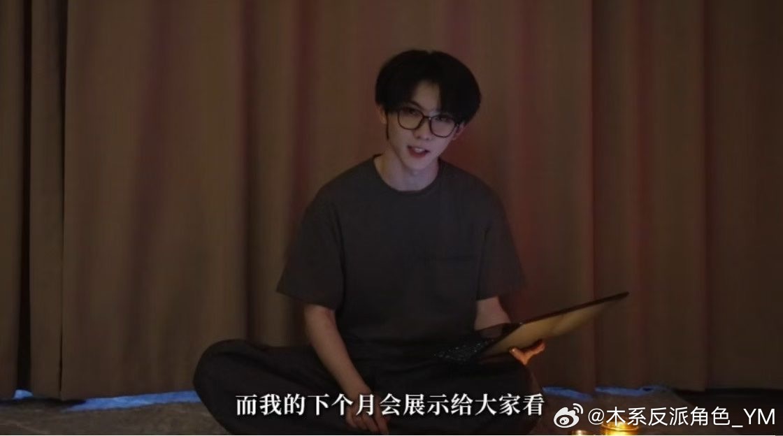 [超话]  突然想到他说的下个月展示会不会是演唱会唱新歌啊！！！而且是...