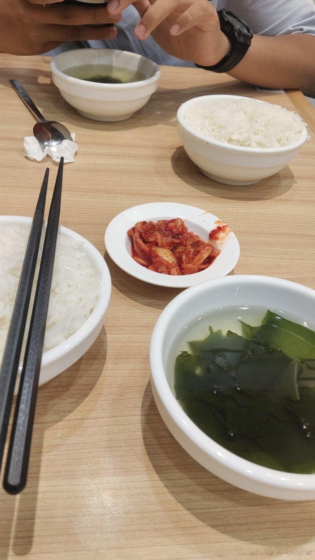 “嫉妒”的本质是弱者对强者的仰望。
​人性最见不得光、最阴暗的一面就是：怕兄弟累，怕兄弟路，更怕兄弟开路虎。
精神上的贫瘠比物质上的匮乏更加可怕。底层人的逻辑就是互相拆台，就像是被困在同一个铁桶里的螃蟹🦀​，一旦有人展露出了逃出生天的苗头，其他螃蟹🦀会想方设法把你拉下来。她能容 ​