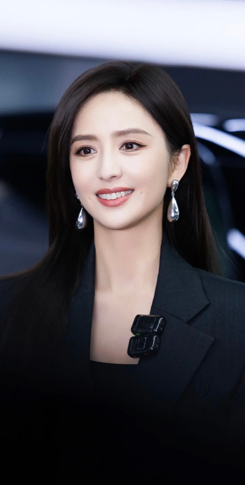胡军李乃文给佟丽娅当助理，第一天就把她假发烫成了羊毛卷。
俩大老爷们拎着蒸汽熨斗上，黑长直直接废了。佟丽娅没吭声，拿过吹风机夹板，手把手教他俩怎么救。
更离谱的是，这俩连麦克风和刮胡刀都分不清，拍舞台素材镜头全程怼地板，找酒店房间能迷路三回。
但你看佟丽娅什么反应？提醒他俩喝水，忙完仨人席地而