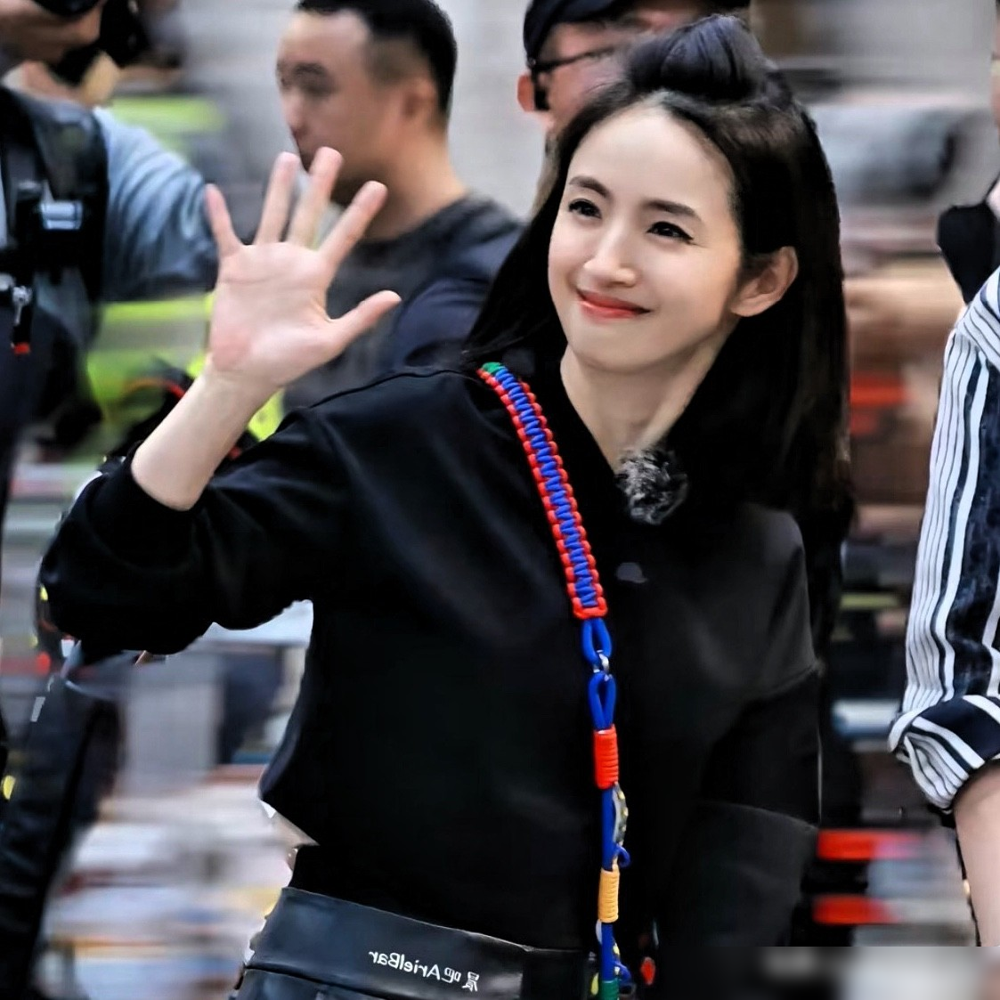 演了一辈子傻白甜的林依晨，这次直接把所有人圈粉了。
花少8刚开播，全员i人没人敢自荐当导游。林依晨默默把所有人的注意事项，一条条记在自己备忘录里。吴君如一眼相中，直接指定她当团队统筹。
大家印象里她还是软萌迟钝的袁湘琴，结果她一上来就主动坦白，说自己是计划控性子急，还直面花少偶数季魔咒，一点不装