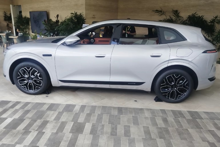 这台大五座SUV，越开越上头
上周末跑去阿维塔店里试了07L，本来没打算换车，就是刷到张凌赫代言有点好奇，结果坐进去就不想下来了。说说我这一趟真实的感受吧。
先聊外观，弦月银这个颜色真的绝了。不是那种烂大街的银色，有点偏冷调，太阳底下看很有质感，跟路上那些“套娃脸”SUV完全不是一个路子。碟翼式前脸