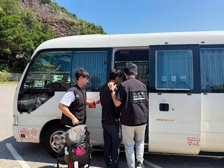 香港以非法劳工为名逮捕一男一女两名揽客旅拍内地人士。香港入境处在内地社交平台放出卧底假扮游客需要在港旅游期间预订旅拍服务，待嫌疑人抵港后准备提供服务时实施拘捕。两人分别为22岁和43岁，其中一人今天在沙田法院认罪，被判监禁54天。
via DF
[米奇比心] ​​​​