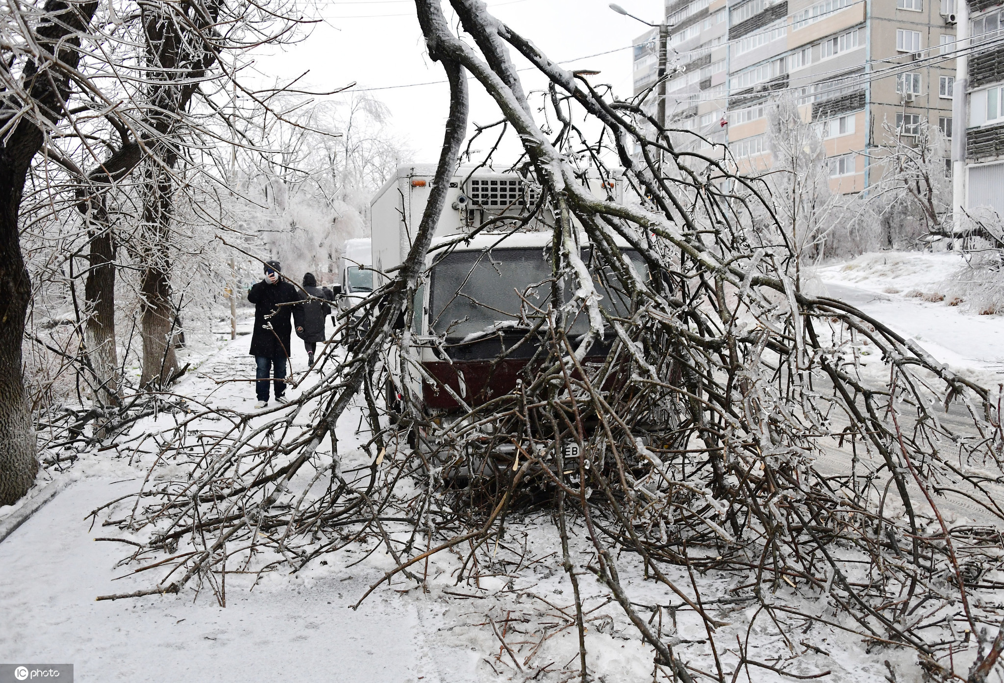 俄羅斯符拉迪沃斯托克迎大雪天氣 整個城市被冰“凍住瞭”-圖4