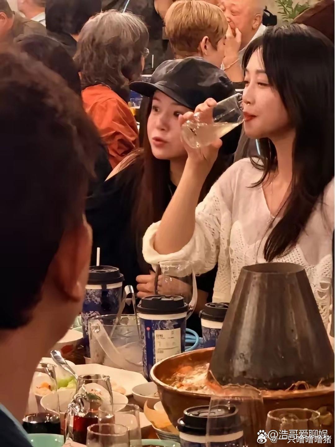 陈妍希绝对是不上镜的美人呀，现实中这巴掌脸，水汪汪的大眼睛，可太美了！43岁的陈妍希现身乌镇戏剧节，戴着贝雷帽，穿着一件黑色的卫衣，肌肤细腻，白里透红，脸只有巴掌大，尤其是一双大眼睛，仿佛会说话。她整个人看着好幼态，看着跟一旁小她7岁的蓝盈莹，差不多大，保养得也太好了。现在也理解当 ​