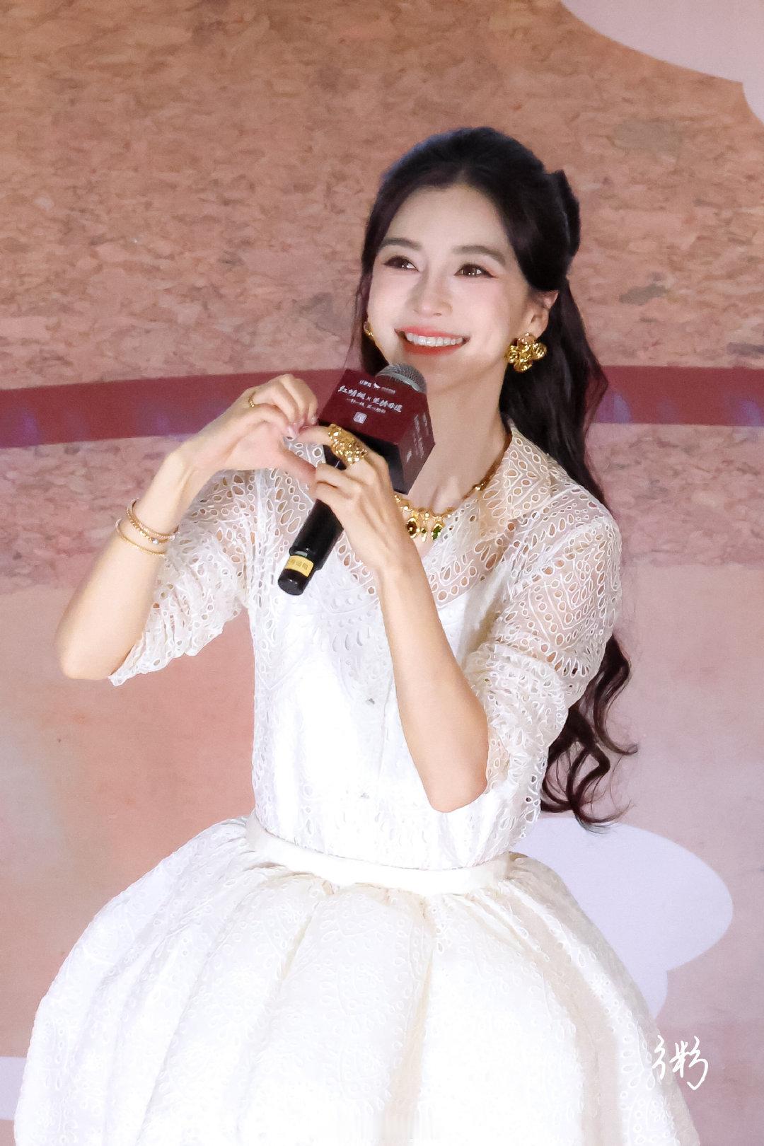 #angelababy# | #杨颖# 

 她抬眼望向的 从来都是奔赴而来的我们

#angelababy眼泛泪花笑着看向粉丝# |
#Angelababy出场现场尖叫不断# | ​​​#angelababy从诺基亚火到了iphone17# ​