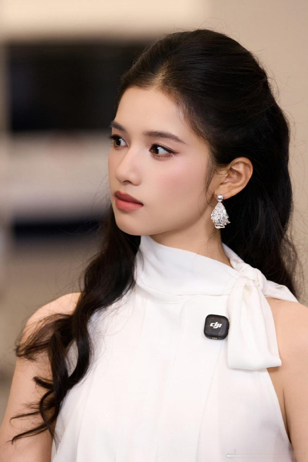 #张婧仪[超话]##张婧仪代言比亚迪秦max#

你在我面前永远都闪闪发光，就像整个宇宙的星光都洒在你身上

​