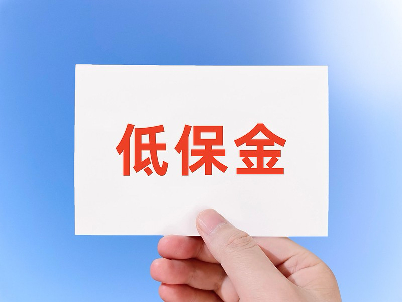 赣州这名中专女生的遭遇，本质上是一次无视系统风控警告导致的“账户熔断”。

在全家依靠每月约2000元低保金维持基本生存的背景下，她执意花费数千元赴港看演唱会。出发前，工作人员和家人曾反复发出预警：这种出境高消费行为会触发低保动态复核机制，极大概率导致资格被取消。但她依然选择了强行执行这个高风险操作