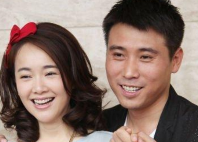 “笑不活了！”演员李乃文结婚后收入全上交，有一次妻子大扫除，竟从厨房水槽拐角翻出一个鼓鼓囊囊的信封。打开一看，里面整整齐齐码着10万块现金。妻子当场“审问”，李乃文灵机一动，掏出一条早就备好的项链：“专门攒钱给你买礼物的！”妻子又气又笑，网友笑翻：这哪是藏私房钱，这是“藏浪漫”！
搁寻常人家撞见丈夫