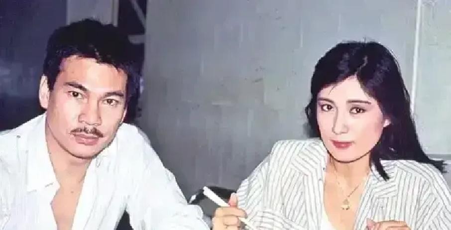 武打明星陈观泰80岁走了，从发病到抢救完只用了3小时，没插管没遭罪。

当年邵氏那批武打明星，好几个晚年旧伤发作，腿肿得裤子都穿不上。有人躺床上插管，管子一插就是十年，吃喝拉撒全靠护工，老婆孩子早搬出去住了，逢年过节才来拍张照片发朋友圈。

陈观泰不一样。

他这辈子结了四次婚。老婆一个比一个小，最