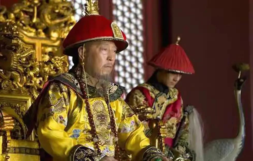 乾隆为啥瞧不上嘉庆？
乾隆连他爹都看不起，何况儿子？有清一朝，乾隆只服他爷爷康熙。
大殿里的烛火映着乾隆苍老而冰冷的脸。他盯着跪在下面的永琰，这个第十五子，如今唯一的储君人选。他看了很久，直到永琰的额头几乎要贴到冰凉的金砖上。
“起来吧。”乾隆的声音在大殿里回荡，听不出喜怒，“你去奉先殿，给你二哥永