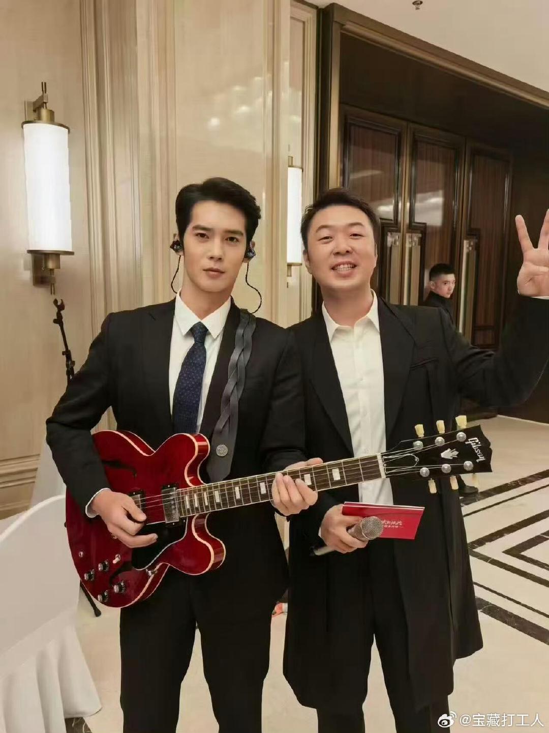 #于适杜海涛合照#很难不感叹世界太小，舞台后台偶遇，没想到于适和海涛居然是辽宁老乡。#于适杜海涛原来是老乡# ​